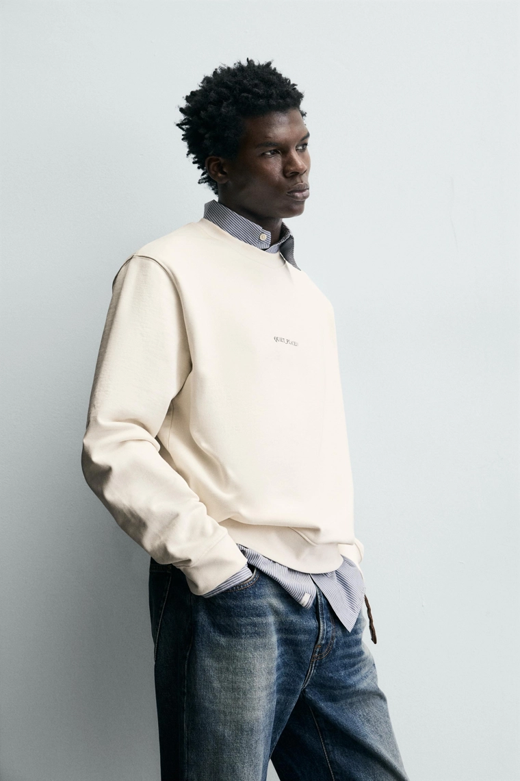 Худи с принтом и слоганом в классическом крое