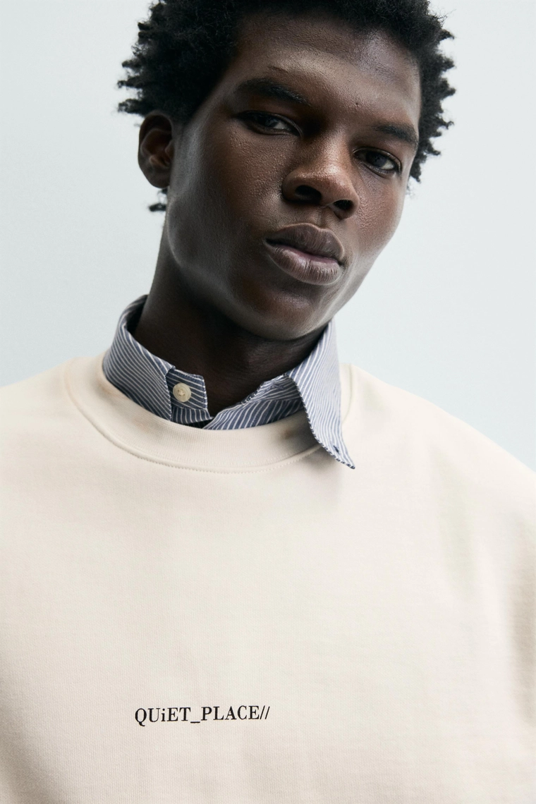 Худи с принтом и слоганом в классическом крое