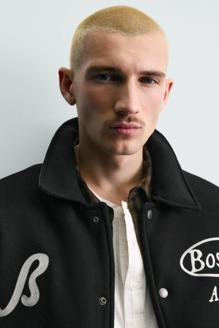 Бомбер с контрастными вставками и вышивкой