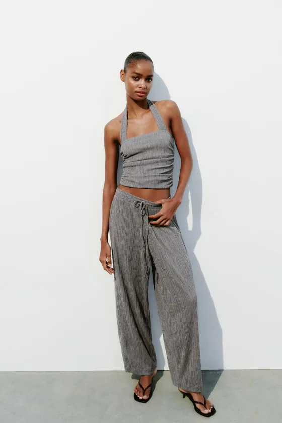 БРЮКИ ОБЪЕМНОГО КРОЯ ИЗ РЕЛЬЕФНОЙ ТКАНИ