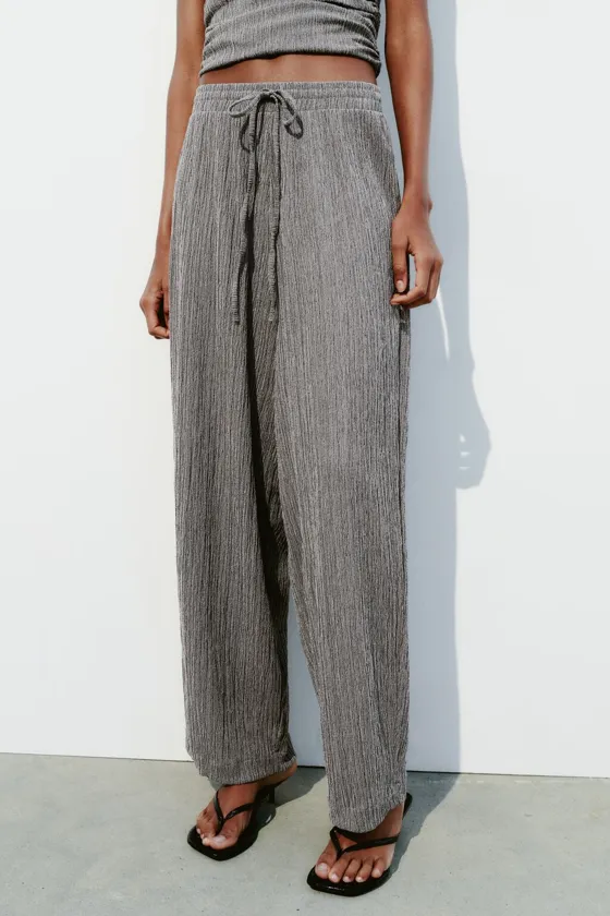 БРЮКИ ОБЪЕМНОГО КРОЯ ИЗ РЕЛЬЕФНОЙ ТКАНИ