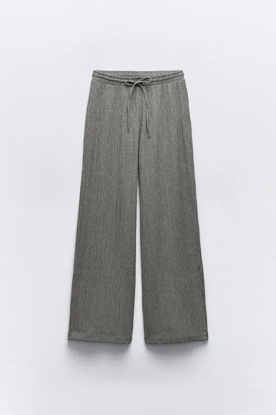 БРЮКИ ОБЪЕМНОГО КРОЯ ИЗ РЕЛЬЕФНОЙ ТКАНИ