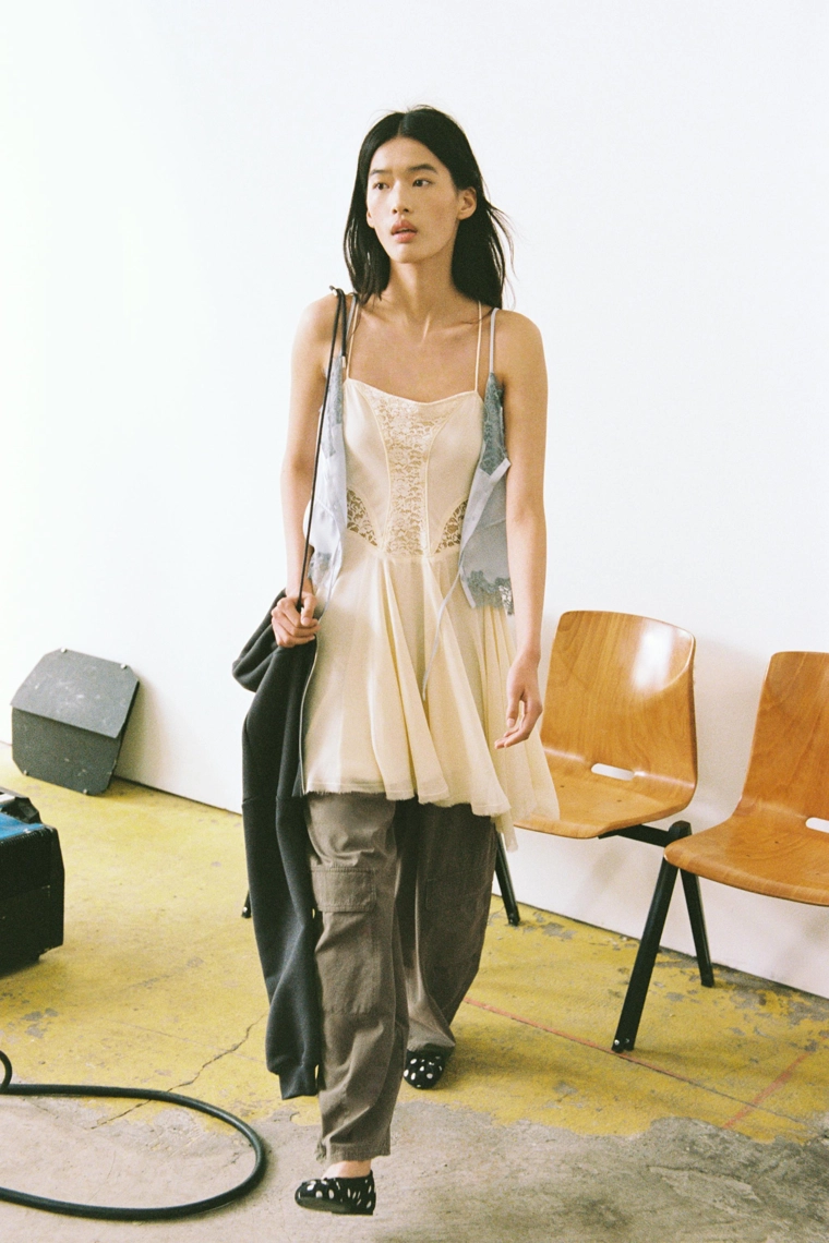 Платье короткое с вставками из кружева