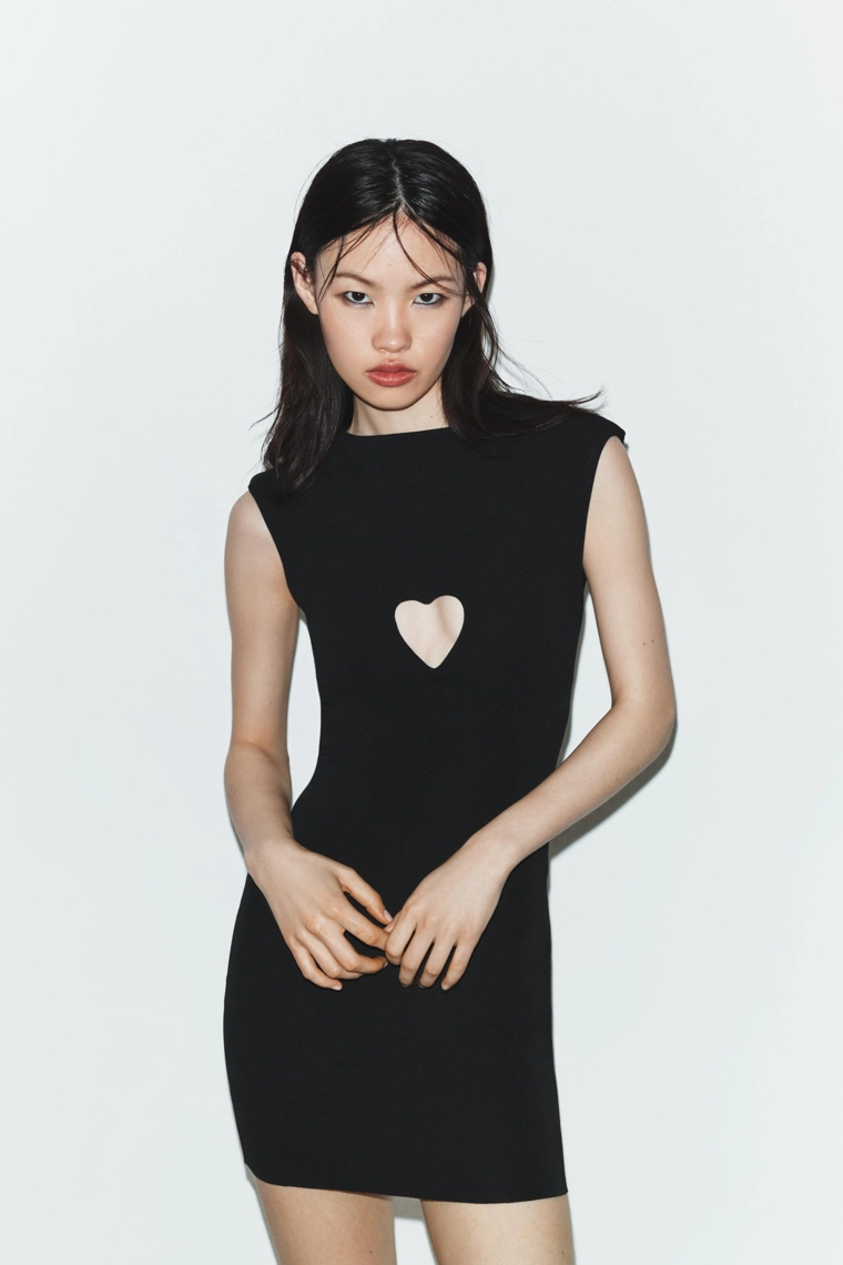 Платье из растяжимого трикотажа с вырезом