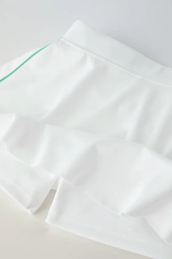 ЮБКА-ШОРТЫ ИЗ ВЫСОКОТЕХНОЛОГИЧНОЙ ТКАНИ С ОКАНТОВКОЙ