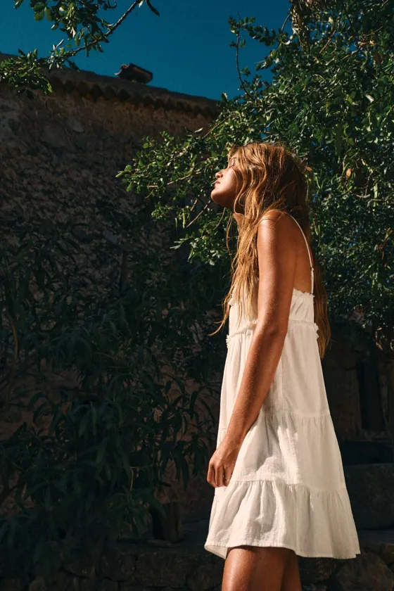 КОРОТКОЕ ЯРУСНОЕ ПЛАТЬЕ С ВОЛАНАМИ