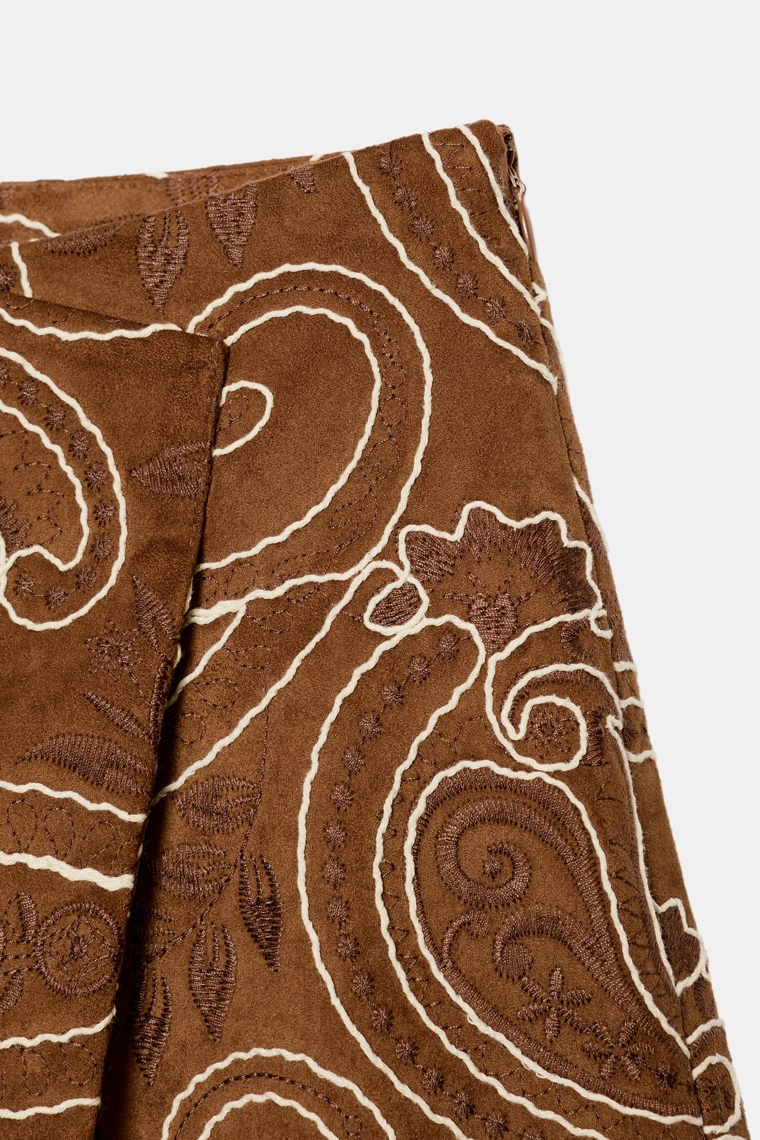 Юбка-шорты из искусственной замши с вышивкой