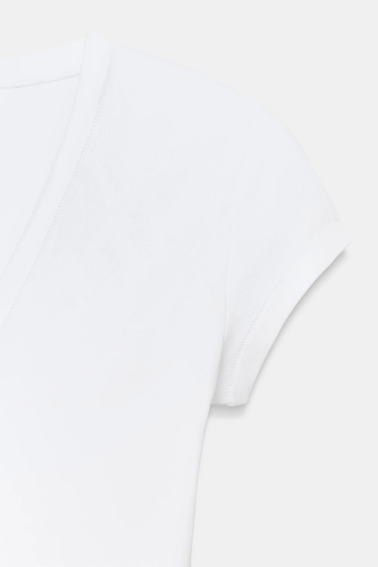 Футболка с v-образным вырезом