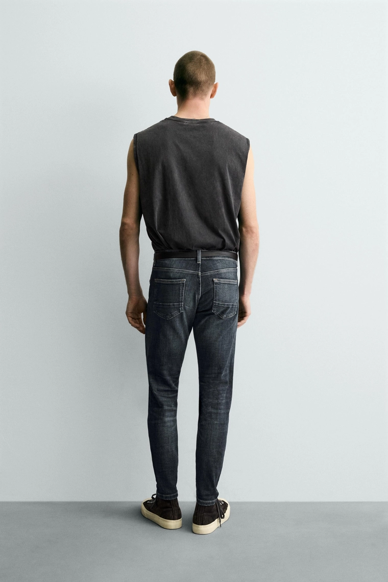 Джинсы с узкими брючинами