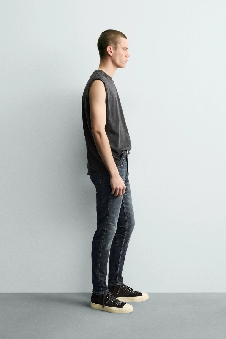 Джинсы с узкими брючинами