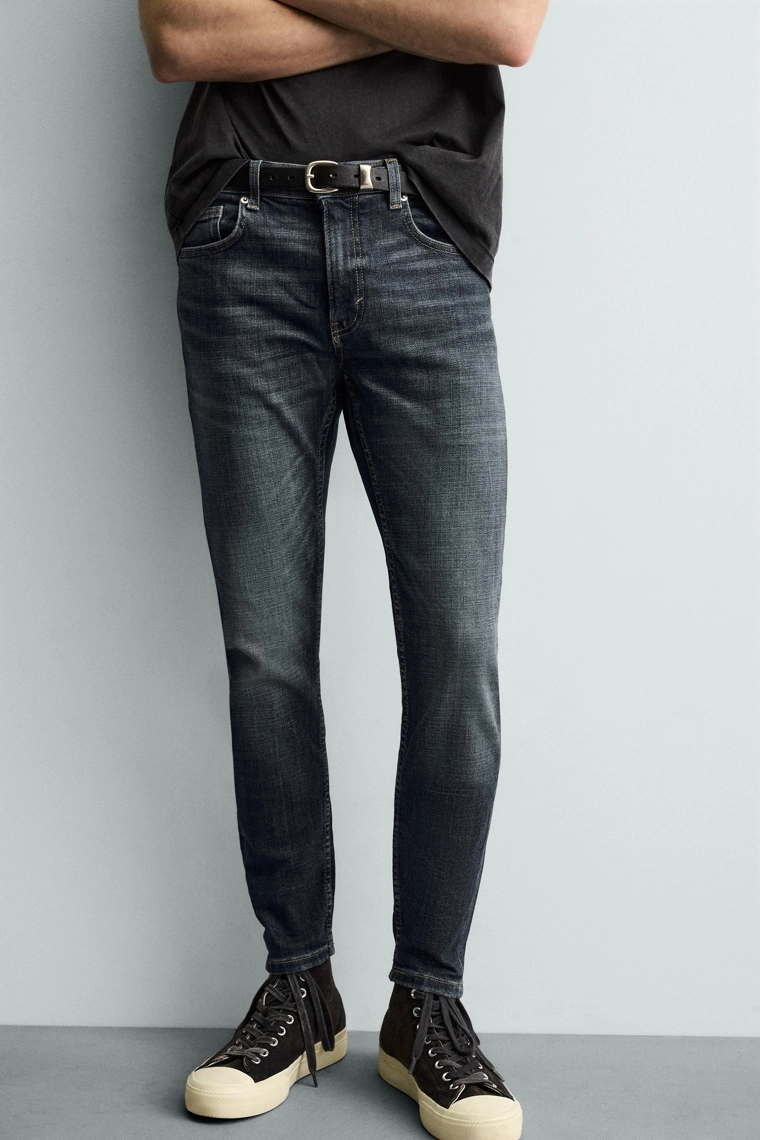 Джинсы с узкими брючинами