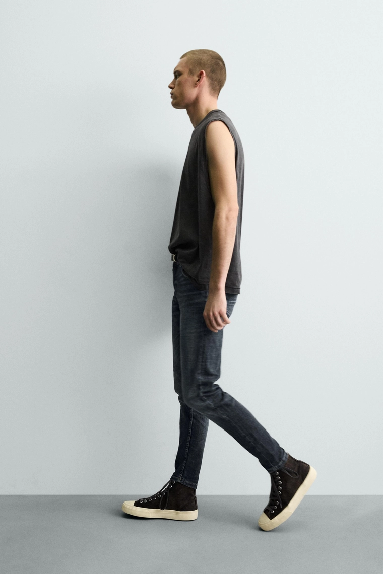 Джинсы с узкими брючинами