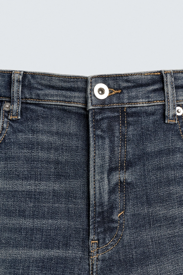 Джинсы с узкими брючинами