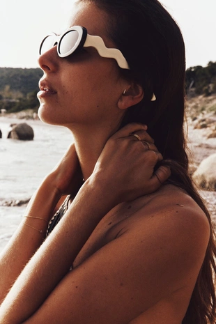 Солнцезащитные очки в оправе из ацетата с волнистыми дужками- Заказать в России