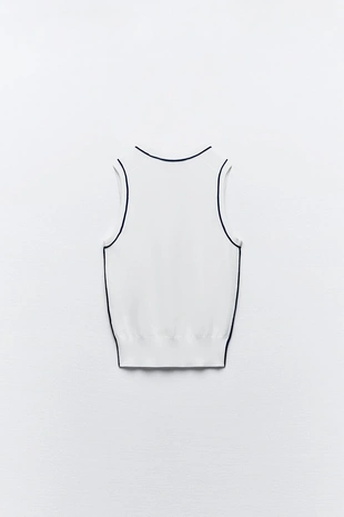 Однотонный топ с контрастной окантовкой