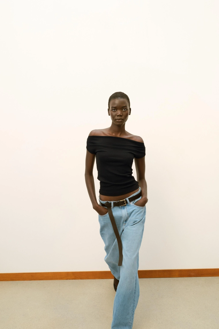 Футболка с лодочным вырезом