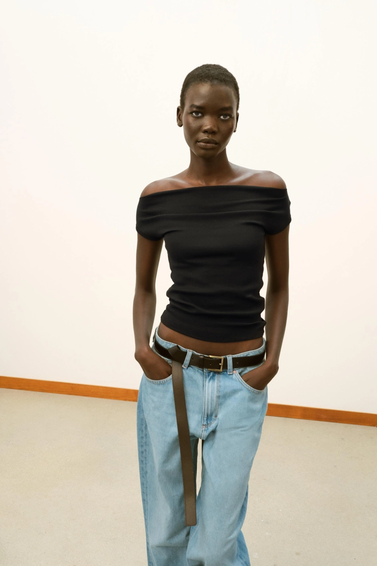 Футболка с лодочным вырезом