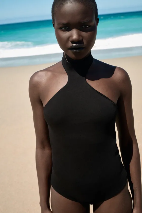 БОДИ С ВЫРЕЗОМ ХАЛТЕР