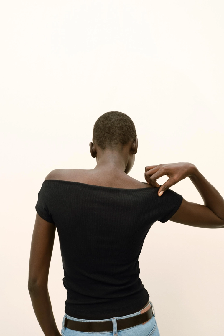 Футболка с лодочным вырезом