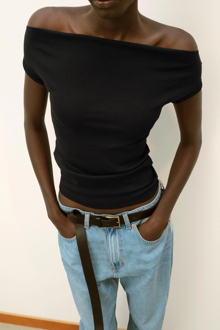 Футболка с лодочным вырезом