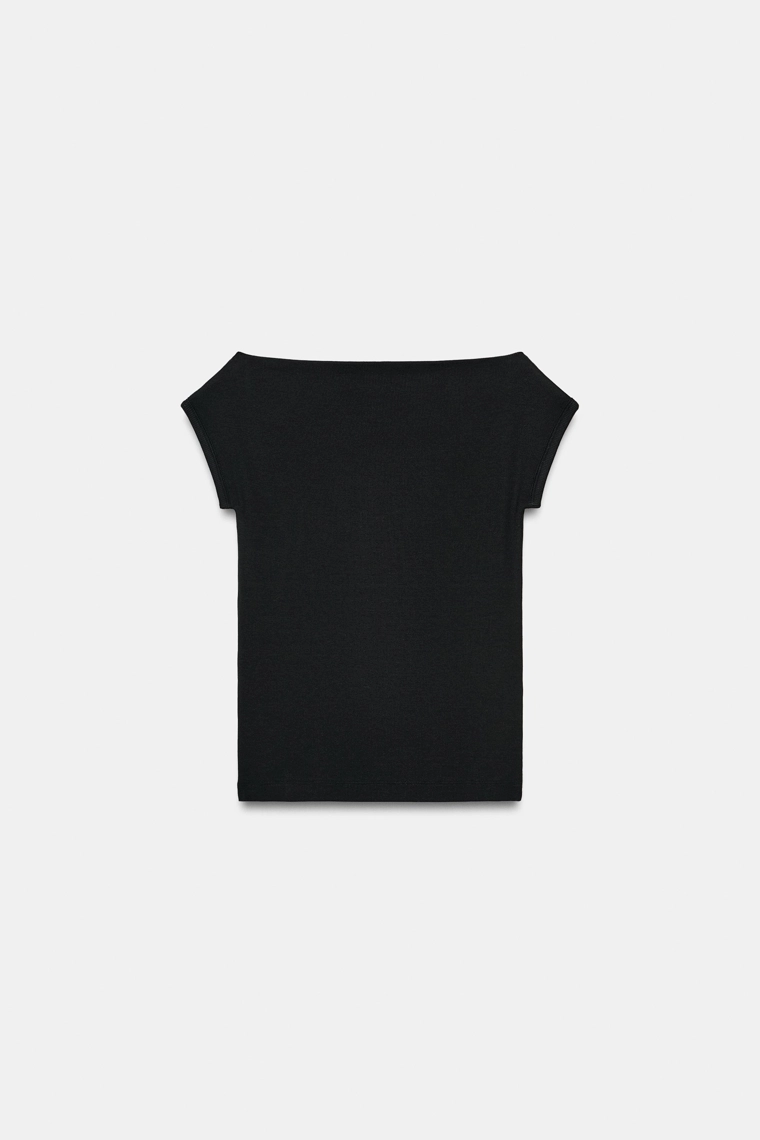 Футболка с лодочным вырезом