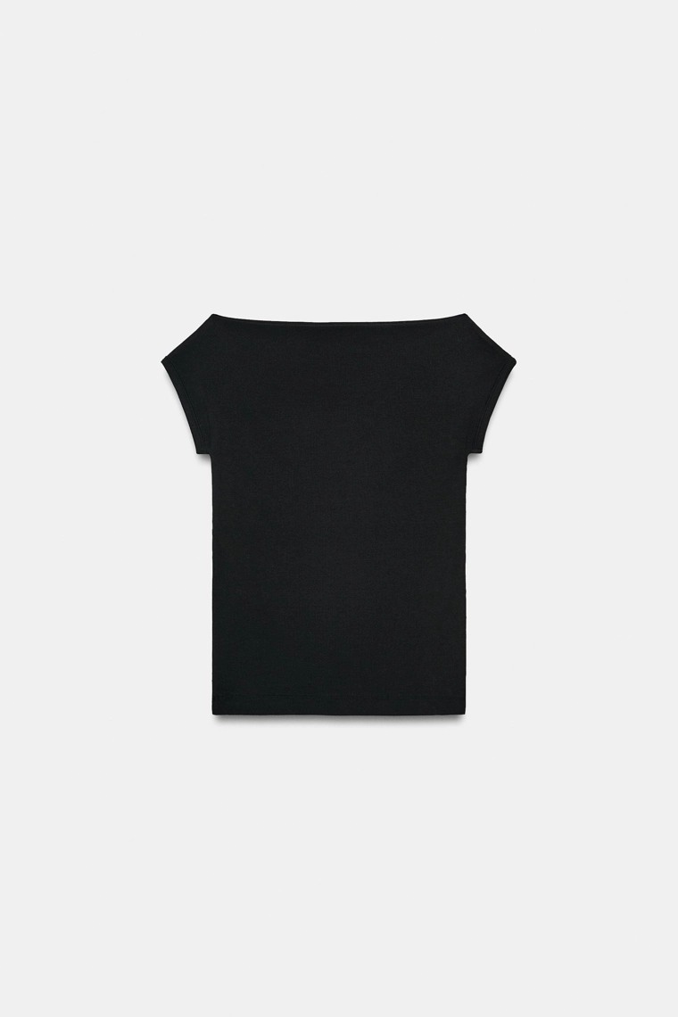 Футболка с лодочным вырезом