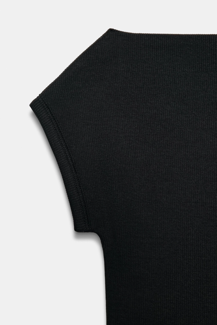 Футболка с лодочным вырезом