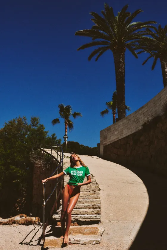 ФУТБОЛКА VARSITY С КОНТРАСТНОЙ РИФЛЕНОЙ НАДПИСЬЮ