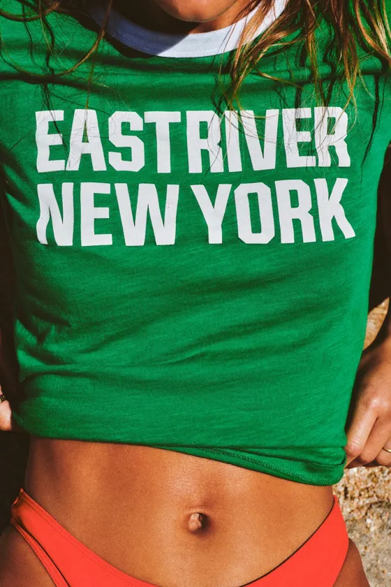 ФУТБОЛКА VARSITY С КОНТРАСТНОЙ РИФЛЕНОЙ НАДПИСЬЮ