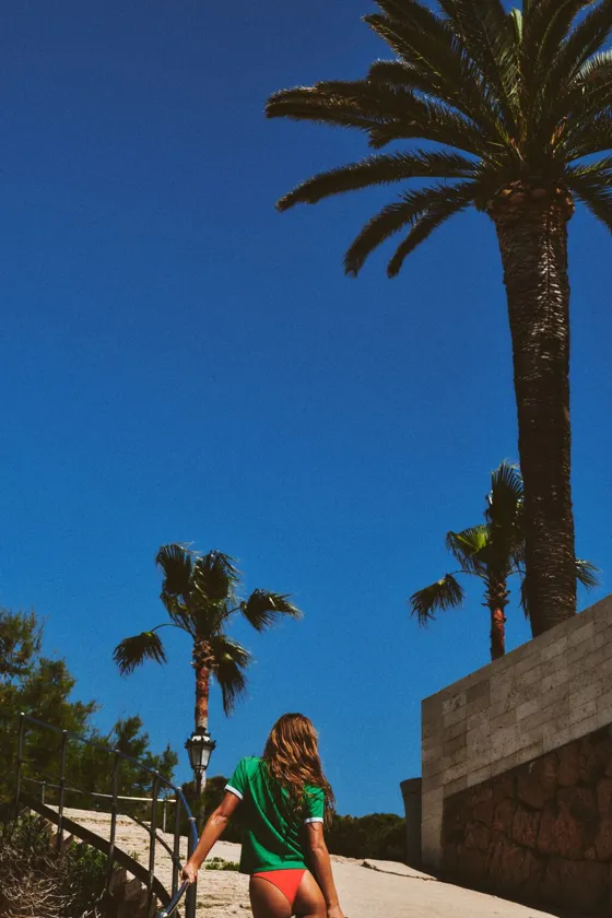 ФУТБОЛКА VARSITY С КОНТРАСТНОЙ РИФЛЕНОЙ НАДПИСЬЮ