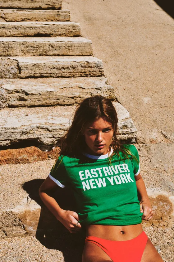 ФУТБОЛКА VARSITY С КОНТРАСТНОЙ РИФЛЕНОЙ НАДПИСЬЮ