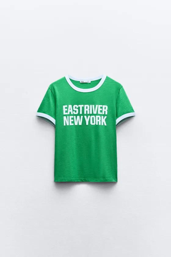 ФУТБОЛКА VARSITY С КОНТРАСТНОЙ РИФЛЕНОЙ НАДПИСЬЮ