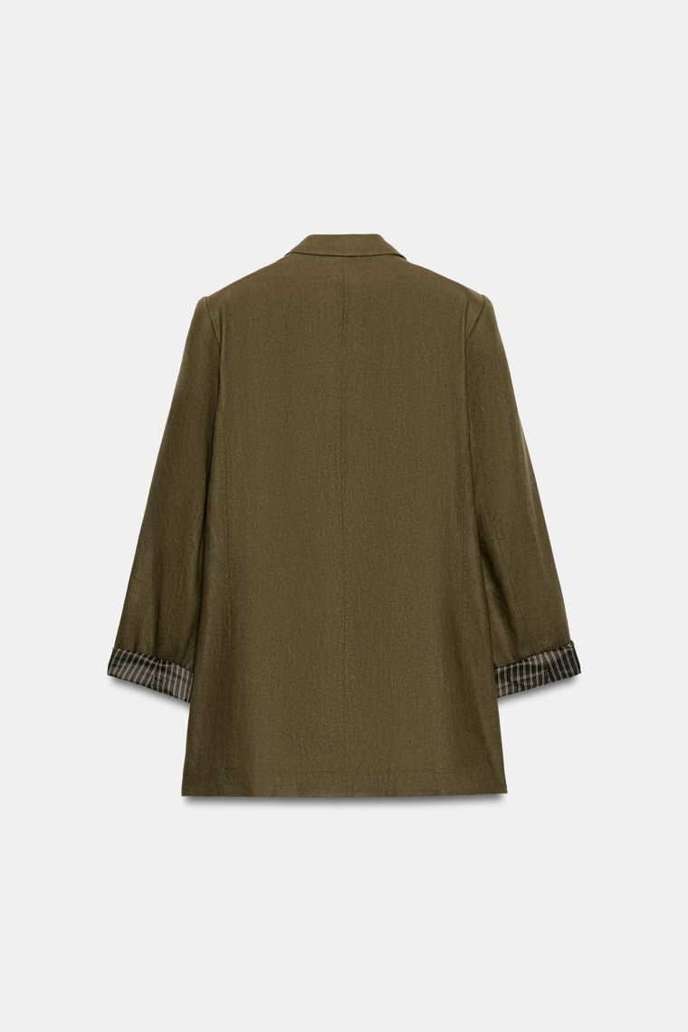 Льняной пиджак из смесовой ткани с подвернутыми рукавами