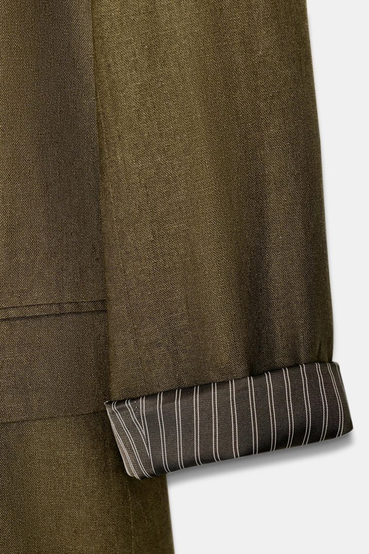 Льняной пиджак из смесовой ткани с подвернутыми рукавами