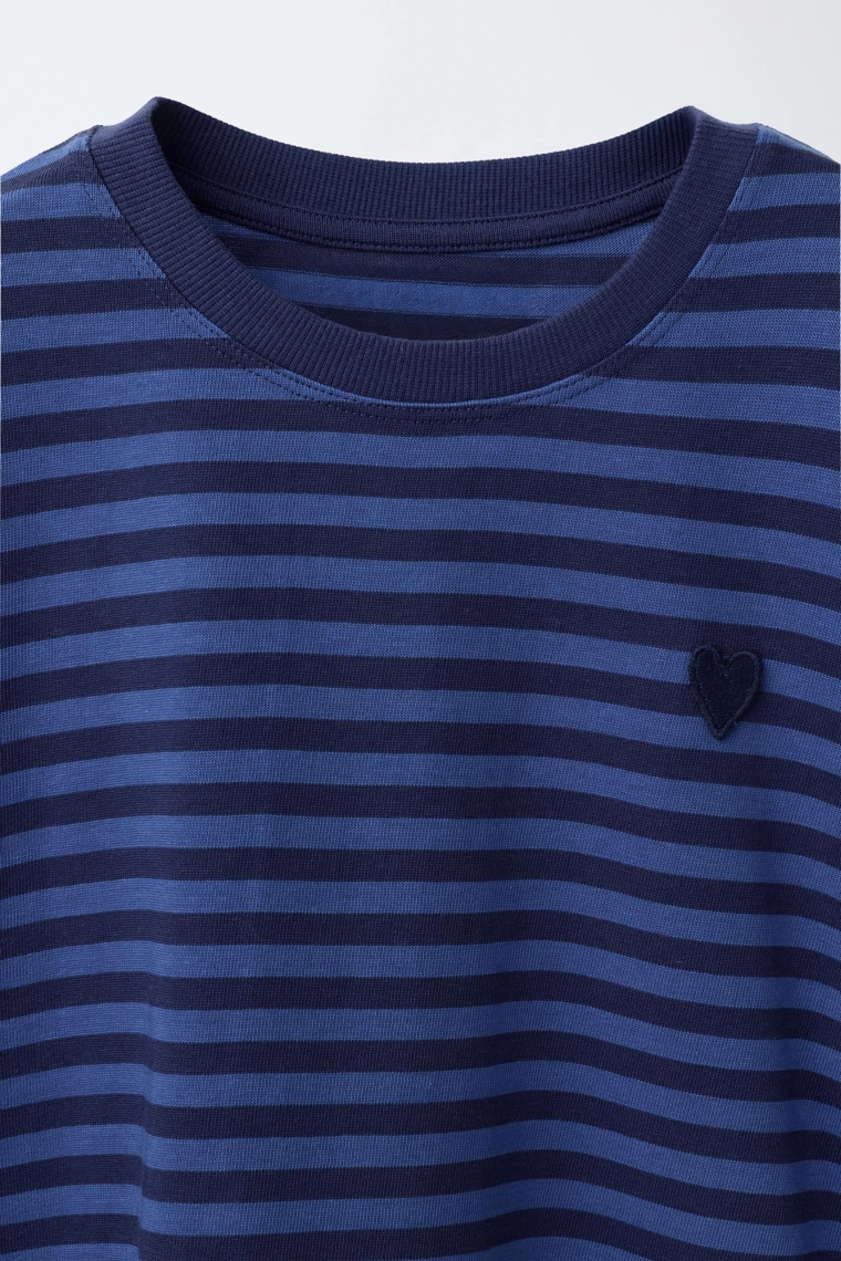 Приталенная футболка в полоску с вышитым сердцем