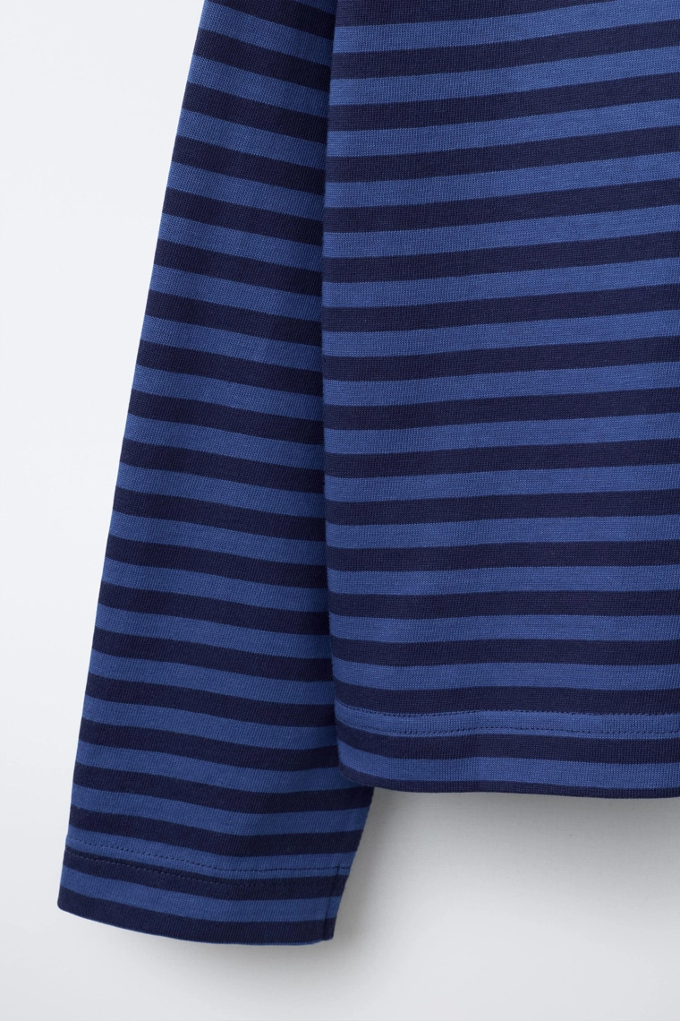 Приталенная футболка в полоску с вышитым сердцем