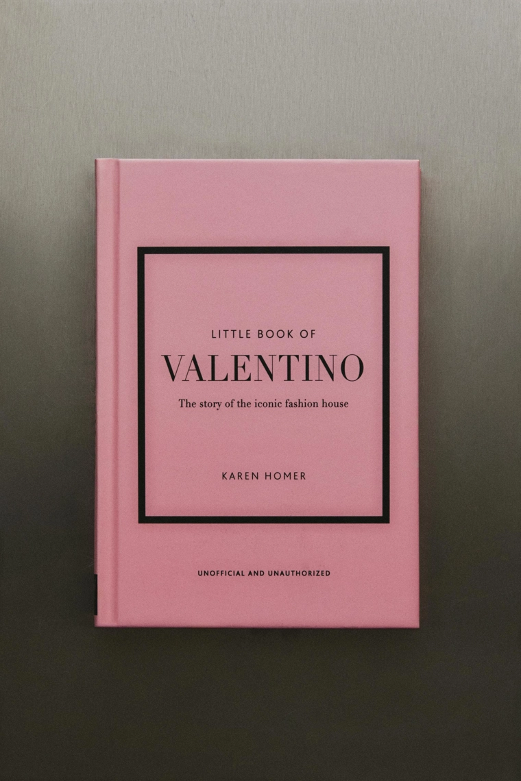 Маленькая книга valentino (на английском языке)
