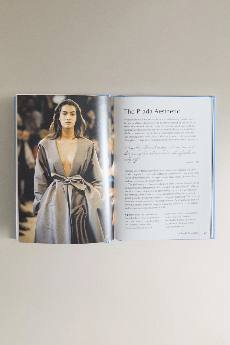 Маленькая книга prada (на английском языке)