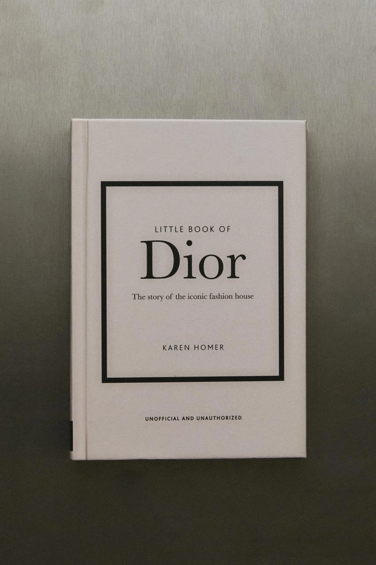 Маленькая книга dior (на английском языке)