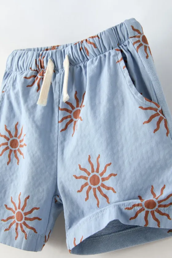 Шорты бермуды с солнечным принтом
