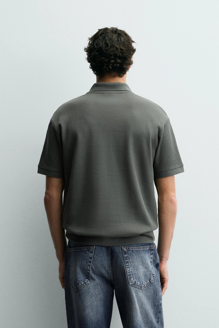 Поло с вертикальным текстурированным узором