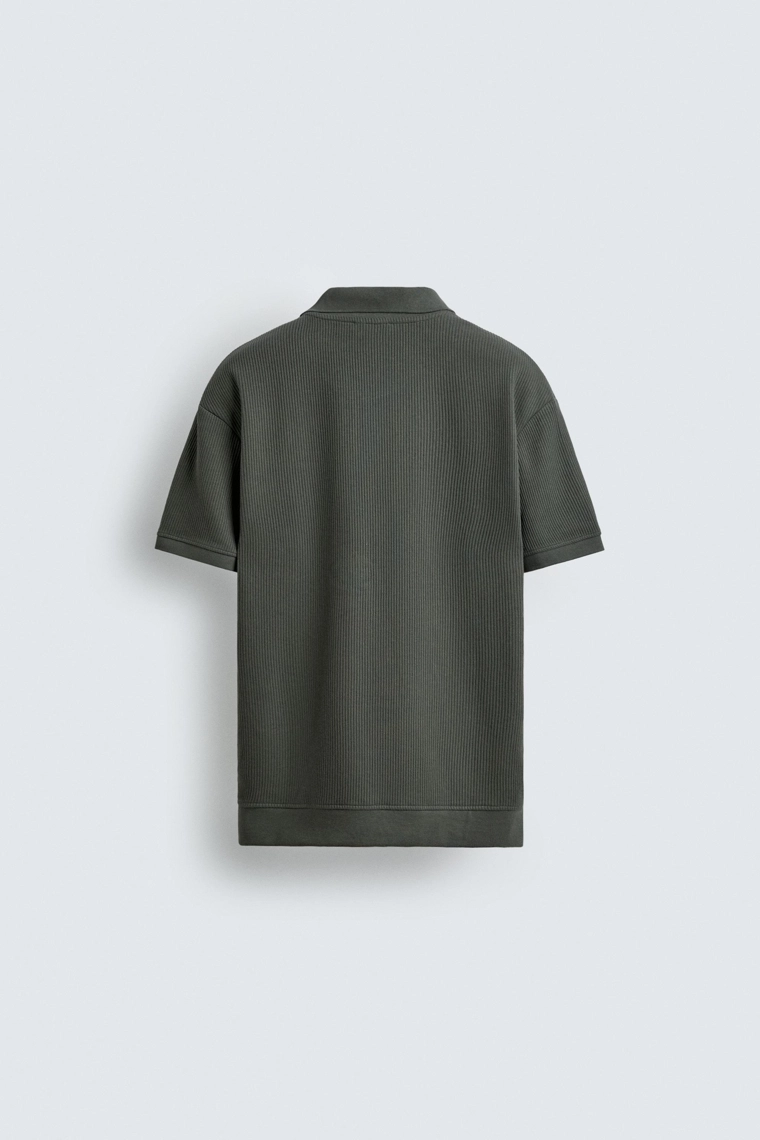 Поло с вертикальным текстурированным узором