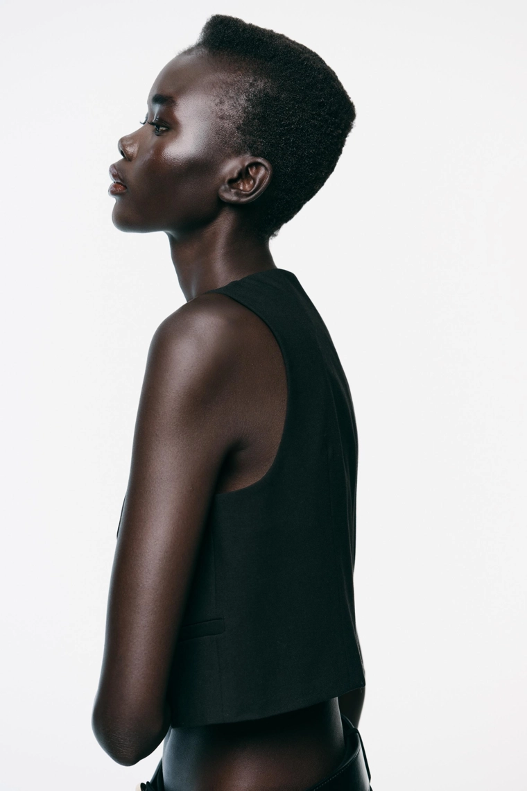 Укороченный жилет с золотыми пуговицами