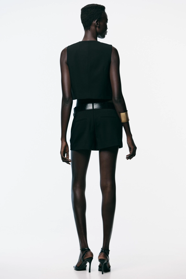 Укороченный жилет с золотыми пуговицами