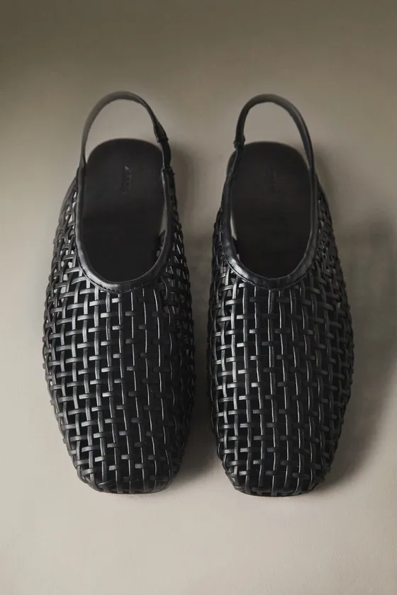Туфли на плоской подошве с кожаными оплетками на задней части