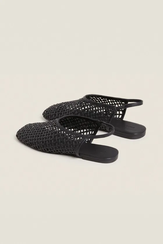 Туфли на плоской подошве с кожаными оплетками на задней части