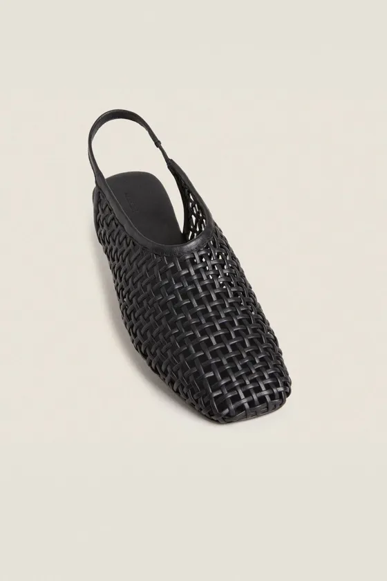 Туфли на плоской подошве с кожаными оплетками на задней части