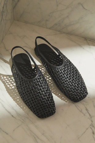 Туфли на плоской подошве с кожаными оплетками на задней части- Заказать в России