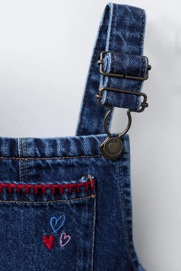 Комбинезон из джинсовой ткани с контрастной вышивкой