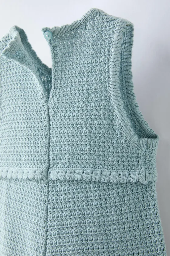 ТРИКОТАЖНЫЙ КОМБИНЕЗОН С ЦВЕТОЧНЫМИ ДЕТАЛЯМИ